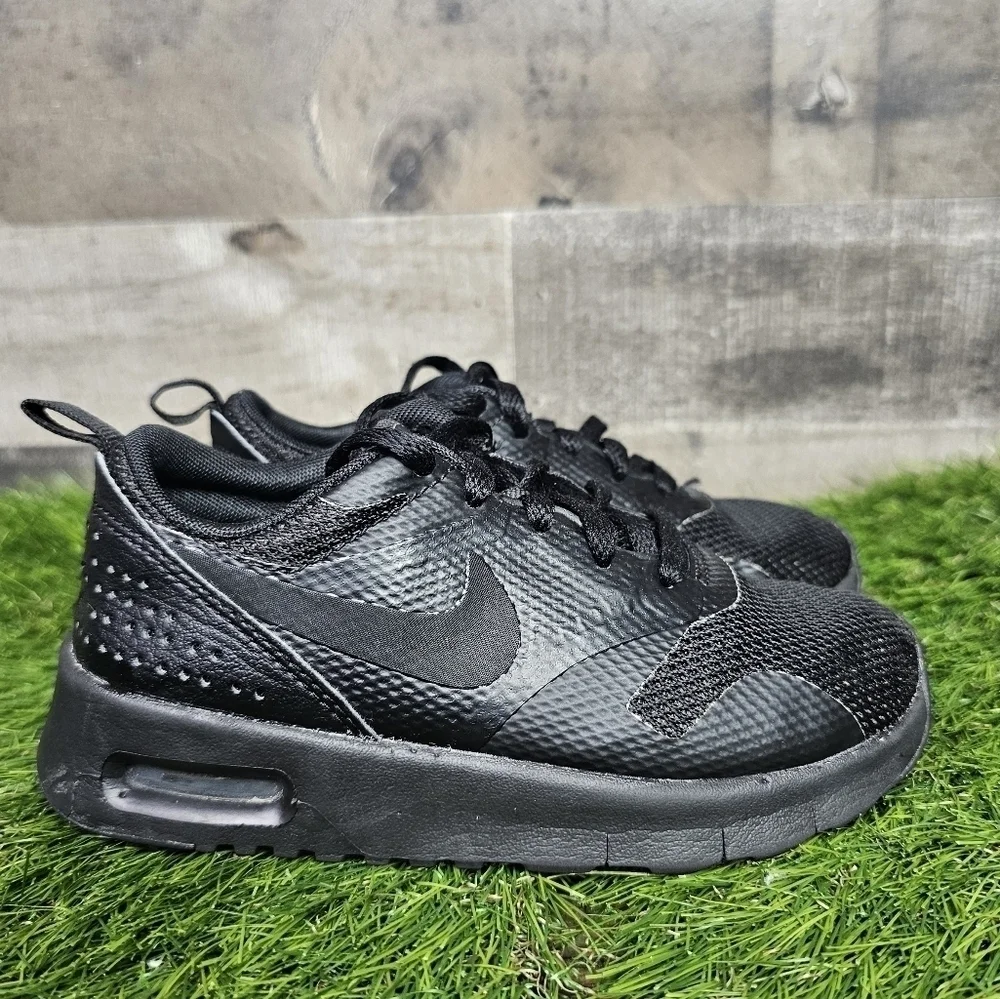 NIKE AIR MAX TAVAS TRIPLE BLACK TRAINERS